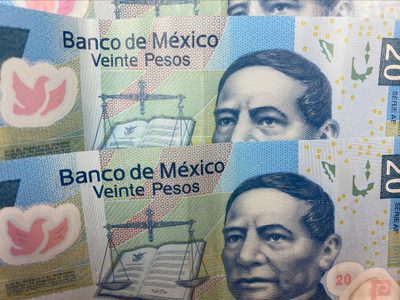 El peso cierra la semana con depreciación de 0.67%