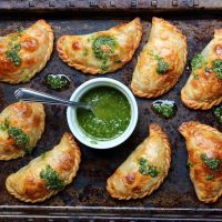 Futbolista argentino es un éxito con sus empanadas en Guatemala