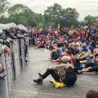 Con bloqueo carretero y en aduana de Chiapas, migrantes presionan para regularizar su situación
