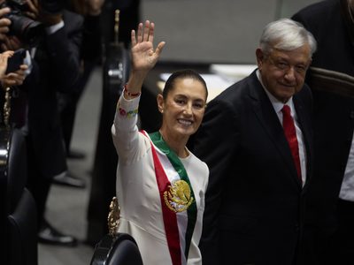 Reclamo heredado: Sheinbaum relata en su libro que AMLO no quería que asumiera el pleito con España