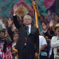 Nos están entregando un país en quiebra, arenga López Obrador en el Zócalo