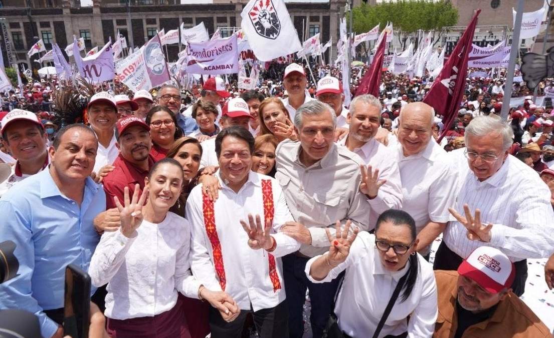 Mario Delgado junto a miembros de Morena.
