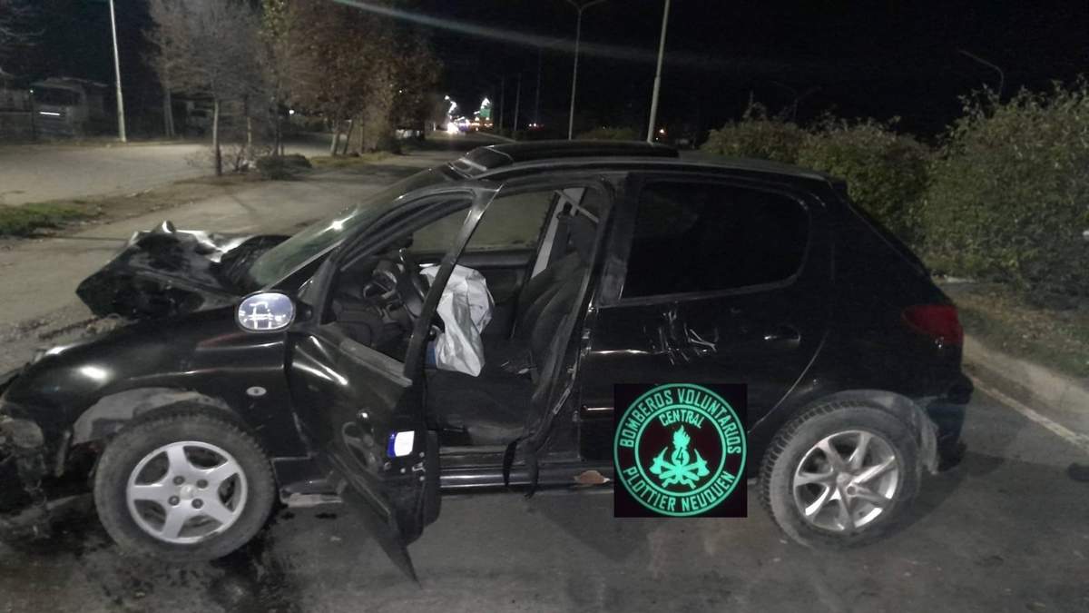 En el lugar trabajó policía de tránsito, bomberos voluntarios de Plottier y asistió una ambulancia del Hospital local. Fuente: (Facebook).