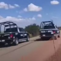 Policías juegan arrancones en una carretera de Zacatecas