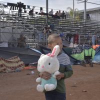 Save the Children pide resolver la estancia de 500 migrantes que duermen en casas de campaña en Tijuana