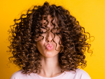 Si tenés bananas muy maduras, no las tires: prepará esta mascarilla mágica y extra hidratante para tu cabello