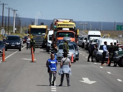 Trabajadores de Desarrollo Social cortaron el tránsito en tres puntos de la provincia