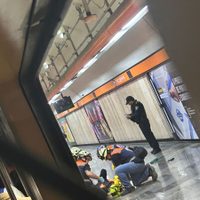 Hombre atacó a pasajeros del Metro Tacubaya y luego se aventó a las vías del tren (Video)