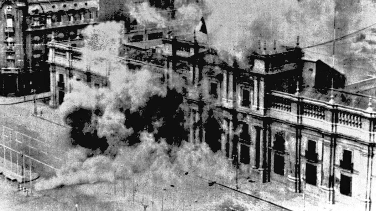La Casa de la Moneda bombardeada por los militares el 11 de septiembre de 1973. Fuente: (Twitter)