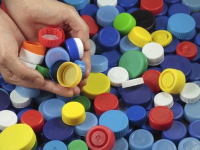 No tires las botellas de plástico, mirá cómo transformarlas en minirecipientes