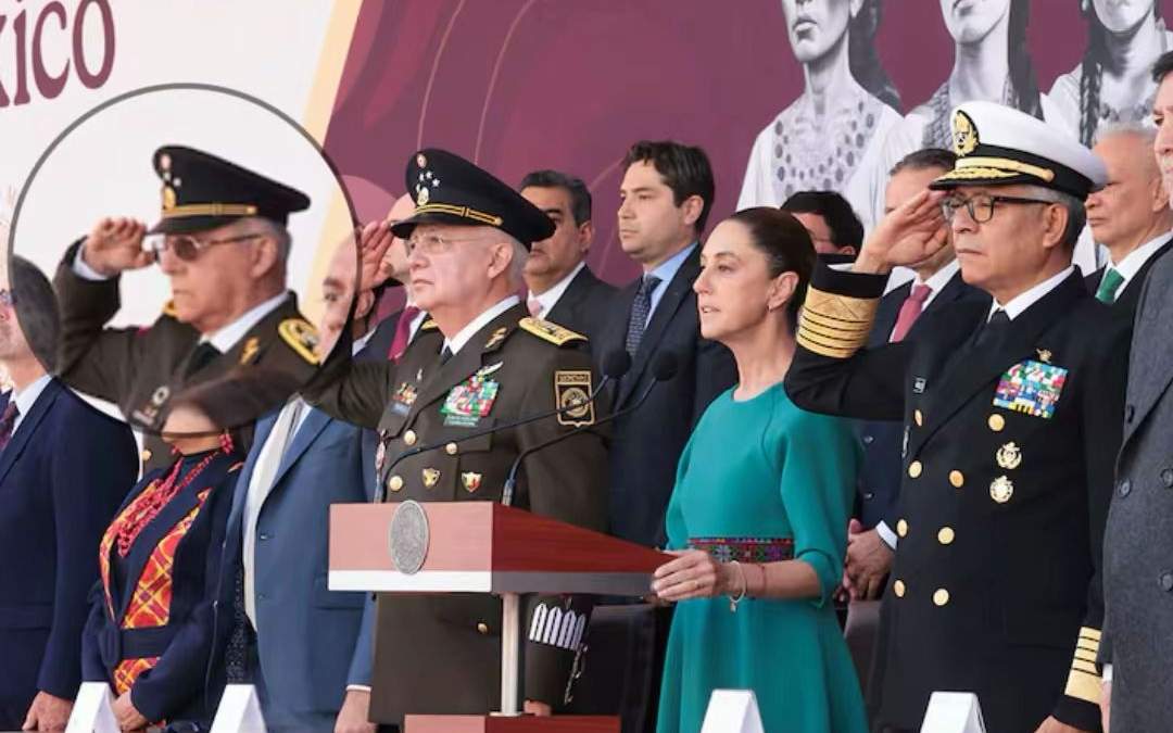 Marcha de la Lealtad. Cienfuegos (en el circulo), uno de los invitados en el presídium de la presidenta Sheinbaum, el 9 de febrero último