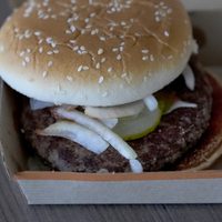 Exámenes descartan que medallones de carne hayan sido fuente de brote de E. coli, dice McDonald's