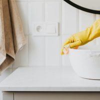 Decile adiós a los olores desagradables en el baño con este truco