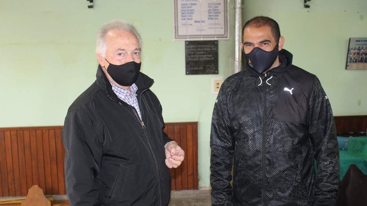 El ministro de Deportes provincial, en diálogo con el presidente del Club Unión de Zapala. Fuente: (Daniel Signorile).