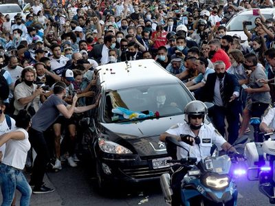 El último aliento: miles de personas despidieron a Diego Maradona en Bella Vista