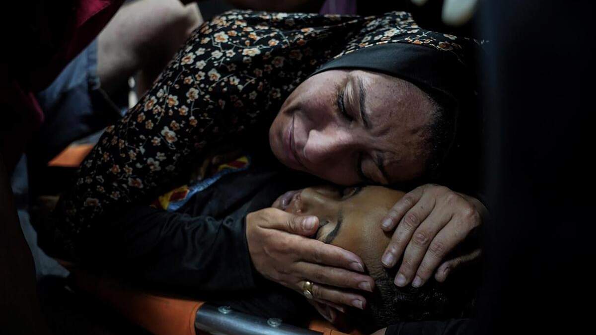 Una mujer palestina llora a su hijo, Mahmoud Essa, de 12 años, asesinado por el bombardeo israelí de la Franja de Gaza, en el Hospital de Al Aqsa en Deir al Balah, en la Franja de Gaza