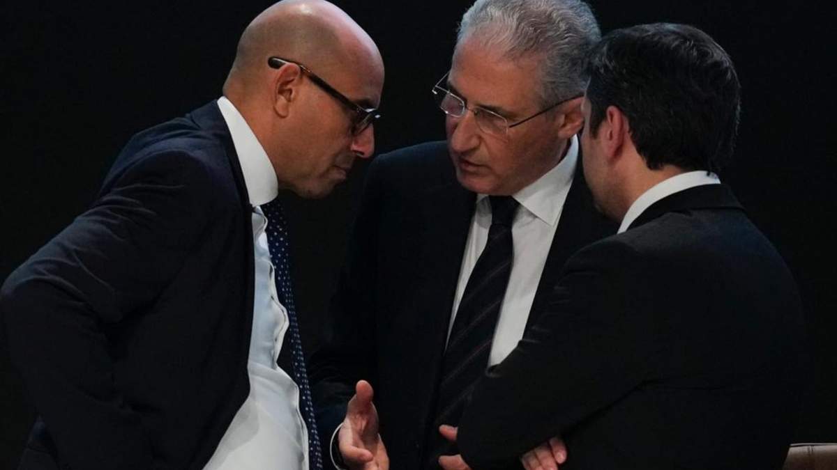 Simon Stiell, jefe de cambio climático de las Naciones Unidas, a la izquierda, Mukhtar Babayev, presidente de la COP29, en el centro, y Yalchin Rafiyev, negociador principal de Azerbaiyán en la COP29, hablan antes de una sesión plenaria en la Cumbre del Clima de la ONU COP29