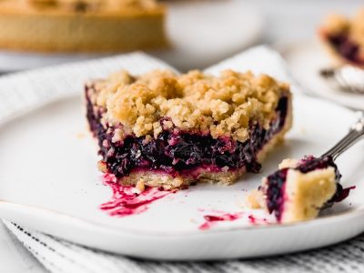 Cuadraditos de ricota y frutos rojos: poné la pava para disfrutar con mate este rico postre
