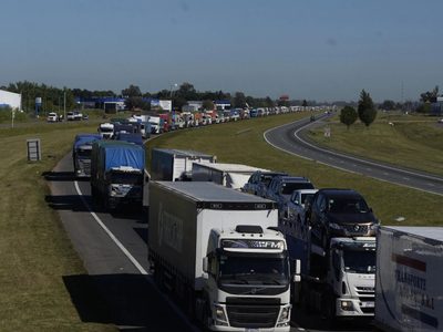 Camioneros cortan rutas y paralizan la producción de Fiat y Renault