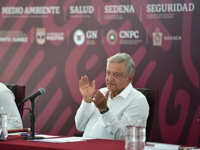 “Por portarse solidarios” con la 4T, AMLO basificará a 50 mil maestros de Oaxaca