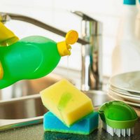 No gastés en detergentes lavavajilla: prepará esta mezcla económica y con efecto desengrasante