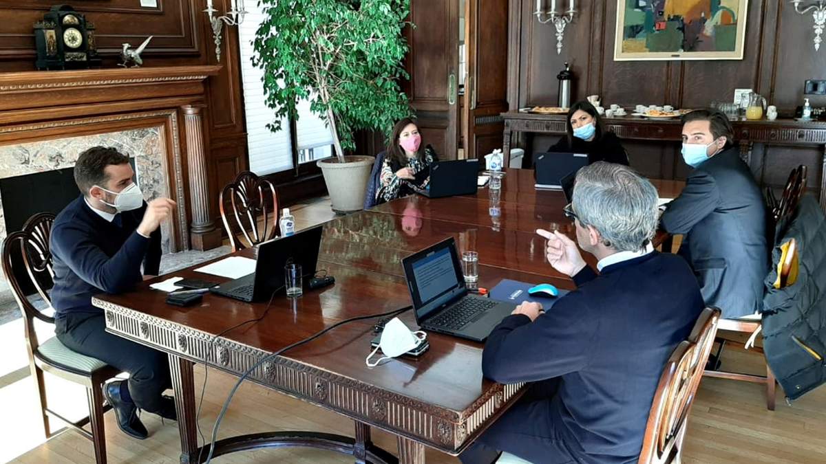 Misión argentina con funcionarios del FMI. Fuente: (Twitter)
