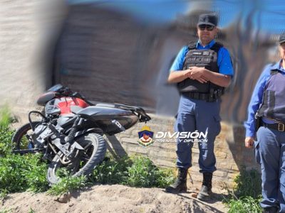 Delincuentes iban en una moto robada y los detuvieron