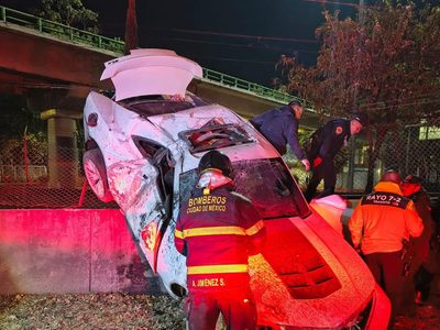 Automovilista muere tras chocar contra muro del Tren Ligero
