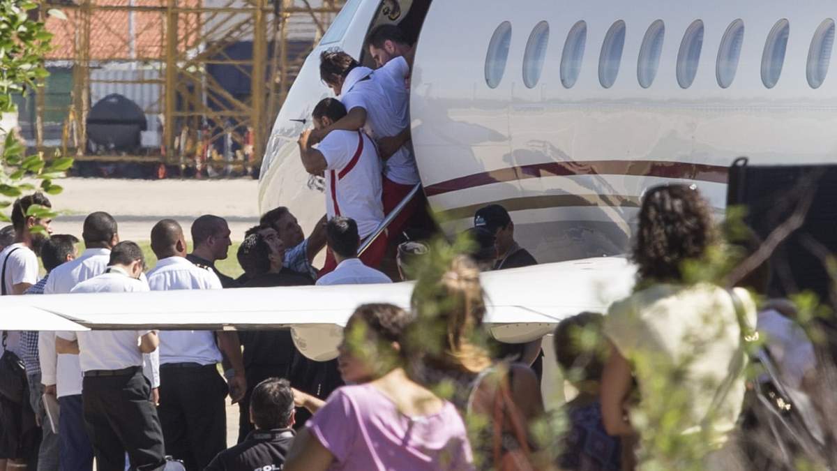 Patricio Toranzo baja del avión sanitario que lo trajo de Venezuela luego del accidente sufrido por el plantel de Huracán.