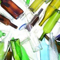 No tirés las botellas de vidrio y reciclalas con esta idea para un toque coquette en tu hogar