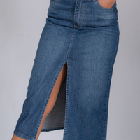 Con el jean que ibas a tirar, hacé vos misma la pollera que es tendencia y que usan Pampita y Zaira Nara