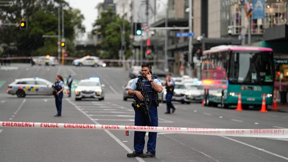 Policías de Nueva Zelanda cierran el paso en una calle de Auckland tras un tiroteo