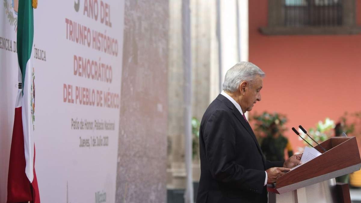 El presidente durante el mensaje del tercer año del denominado "Triunfo Histórico Democrático del Pueblo de México".