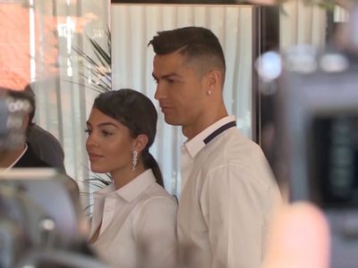 "Qué afortunados": Georgina Rodríguez de blanco, con el viento a favor y disfrutando a su amor