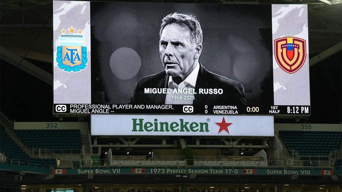 Homenaje a Miguel Ángel Russo en la pantalla del Hard Rock Stadium de Miami.