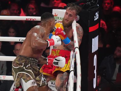 Jake Paul sufre fractura de mandíbula tras su derrota ante Anthony Joshua; ahora busca a “El Canelo”