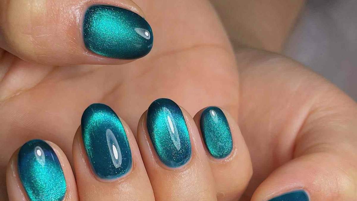 Nail art con esmalte metalizado. Fuente: (Instagram)