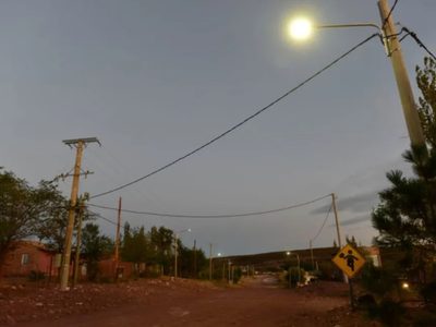 La noche ya no es un límite: el impacto de la luz constante en Los Chihuidos