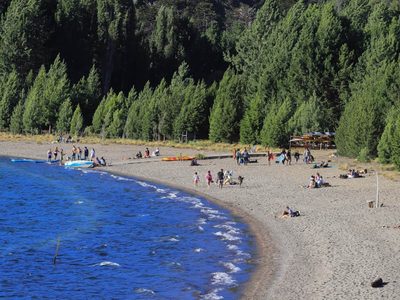 A solo 100 km de Neuquén: los lagos ideales para vivir un día de playa en la Patagonia