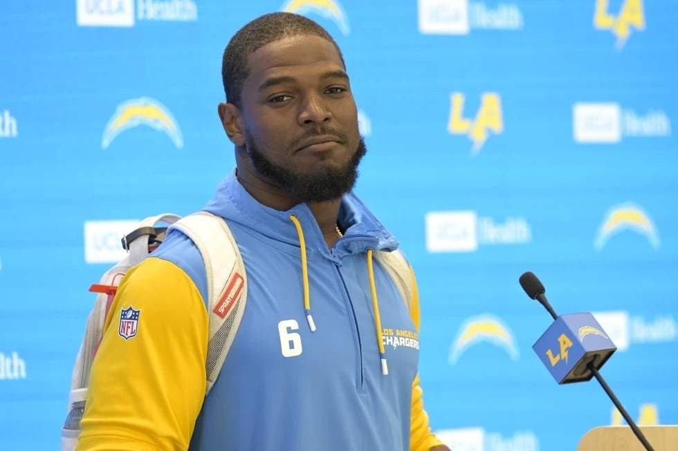 El linebacker de Los Angeles Chargers, Denzel Perryman, habla con los medios durante una práctica de fútbol americano de la NFL el martes 20 de mayo de 2025 en El Segundo, California