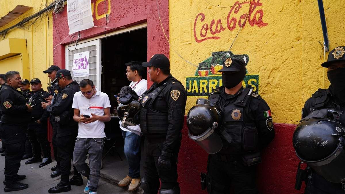 Policía vigila una casilla electoral en Tepito