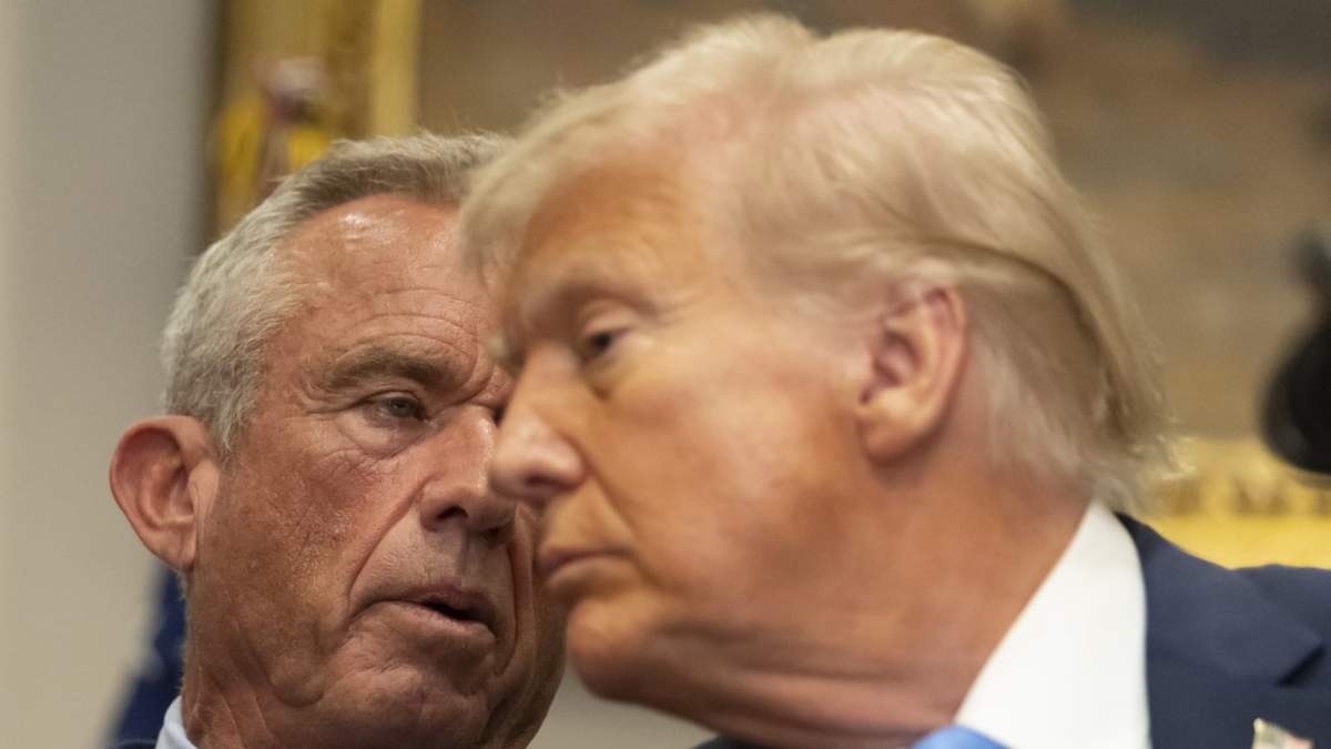 El secretario de Salud y Servicios Humanos de EU, Robert F. Kennedy Jr., habla con el presidente Donald Trump en la Casa Blanca