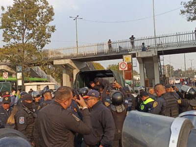 Denuncian detención de jóvenes por protestar en la estación Tasqueña del Metro (Videos)