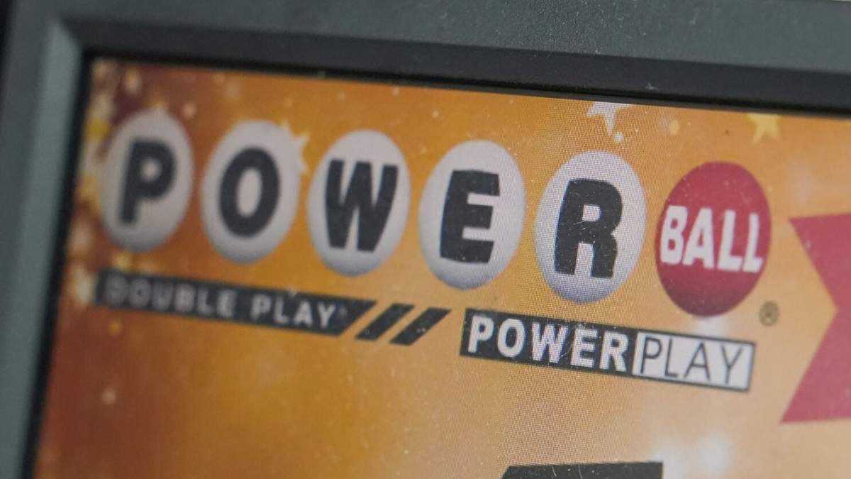 ARCHIVO - Un cartel anuncia boletos para un sorteo de Powerball en una tienda de alimentación el 7 de noviembre de 2022 en Renfrew, Pensilvania. ()