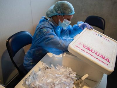 Uruguay ya comenzó a aplicar la tercera dosis de la vacuna contra covid-19