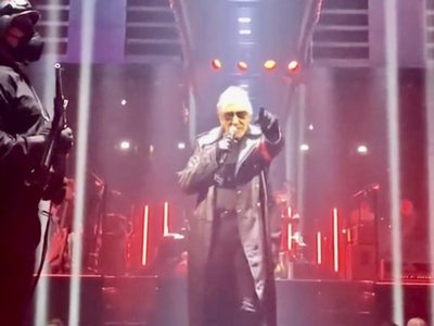 Policía de Berlín investiga a Roger Waters por posible incitación nazi durante un concierto (Video)