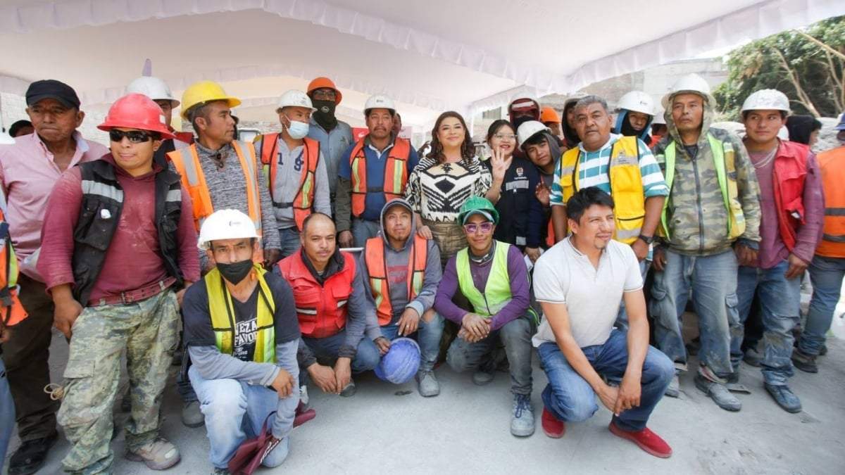 Clara Brugada con trabajadores de la construcción
