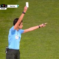 ¡Histórico! Usan la tarjeta blanca por primera vez en el futbol; esto es lo que significa
