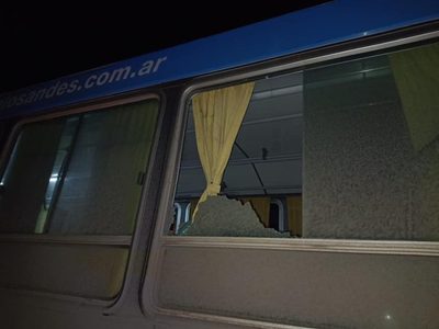 Menores apedrearon colectivos del transporte urbano en San Martín de los Andes