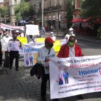 Adultos mayores marchan para exigir que Walmart les permita trabajar como empacadores